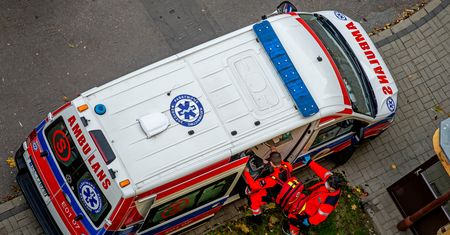 14-latek nie żyje, 15-latka w szpitalu. Wjechali skuterem pod tira