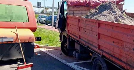 Przekręcił kluczyk w stacyjce, samochód ruszył. 60-latek zmiażdżony w drzwiach. Lekarze określili jego stan jako ciężki
