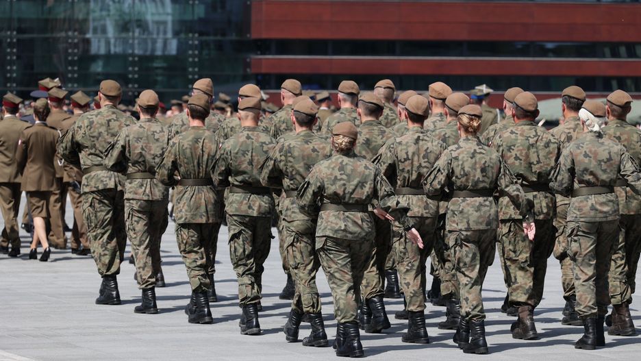 uroczyste, wojska, polskiego, wojsko, polskie, rosja, podporucznik, porucznik, mundur, beret, armia, wojskowi, dziewczyna, oficerska, akademia, wojskowa, defilada, galowy, mundurowi, przemarsz, orkiestra, czapka, rogatywka, pomnik, warta, honorowa, wóz pancerny, szpaler, szyk, pokaz, karabin, kraj, hymn, pagony, dystynkcje