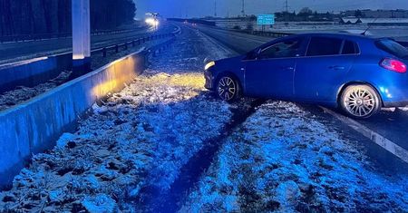 Na obwodnicy Lublina fiat wpadł w poślizg i uderzył w bariery. Policjanci apelują do kierowców o zachowanie ostrożności