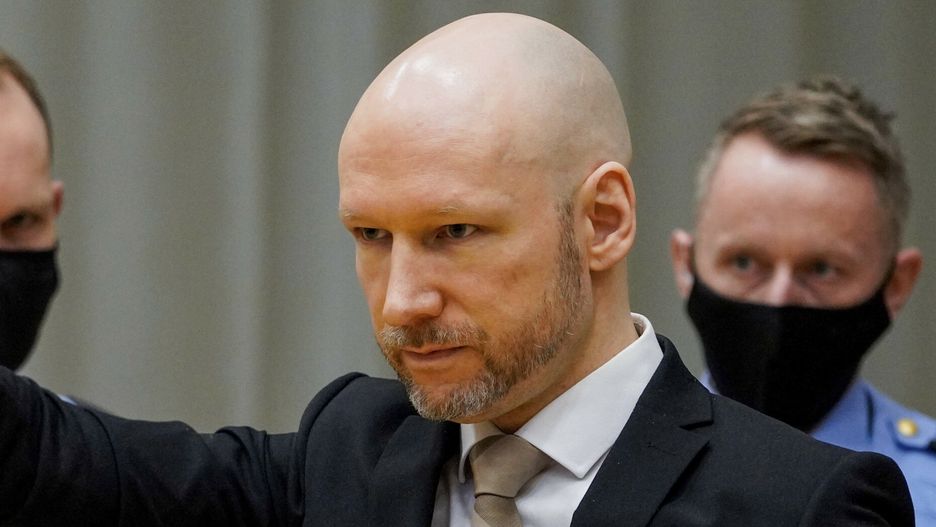 TemporaryEl noruego y asesino en masa Anders Behring Breivik llega a un tribunal en el primer d??a de audiencias convocadas para analizar su pedido de libertad bajo fianza, en Skien, Noruega, el martes 18 de enero de 2022. (Ole Berg-Rusten/NTB scanpix v??a AP)NTB Norway