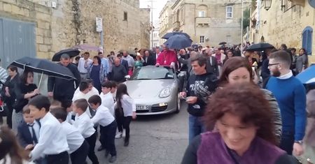 Maltański ksiądz zrobił powóz z porsche. Auto ciągnęły dzieci