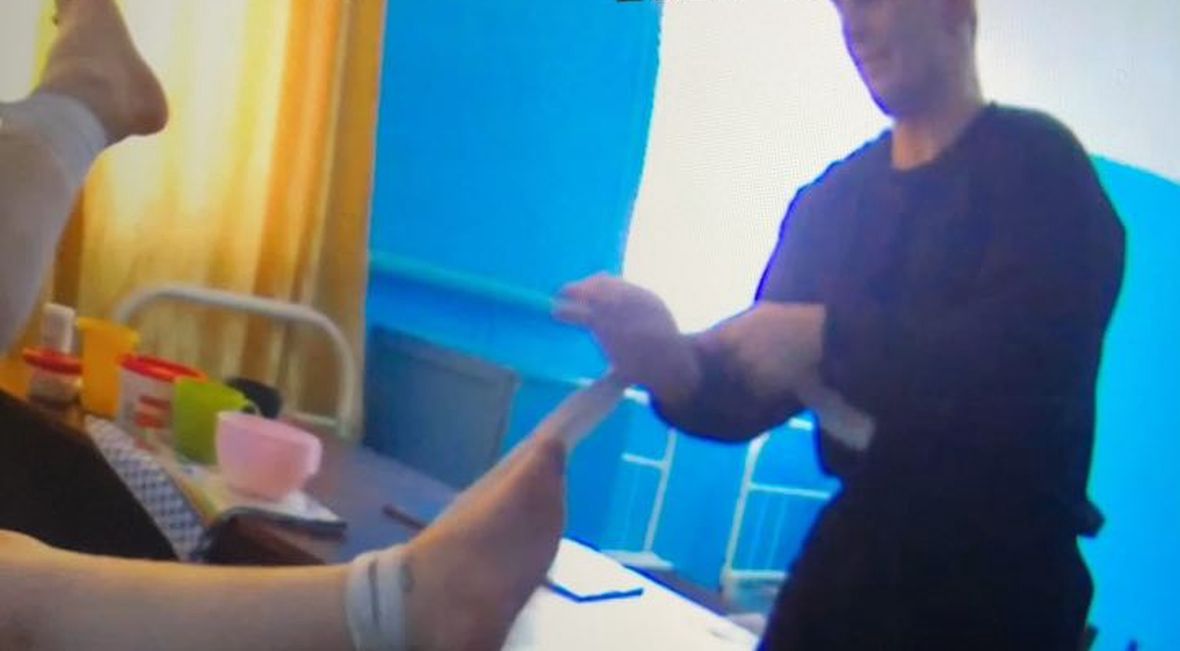 Jeden z "aktywistów" wiąże ofiarę do łóżka. Za chwilę dojdzie do zgwałcenia