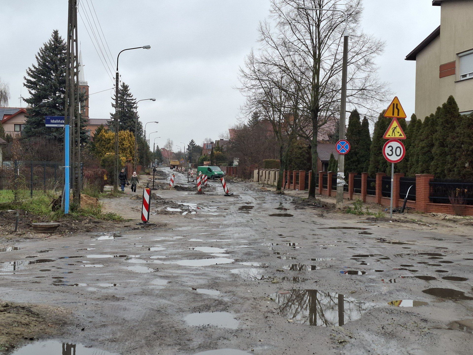 Na znacznie mniej zaawansowanym etapie, są prace przy części ulicy Idalińskiej, która dochodzi do ulicy Jana Długosza i dalej, w kierunku kościoła świętego Stefana.
