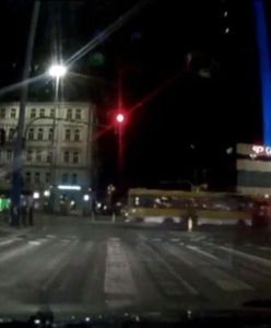 Nocne zderzenie w centrum miasta. Cztery osoby ranne [WIDEO]