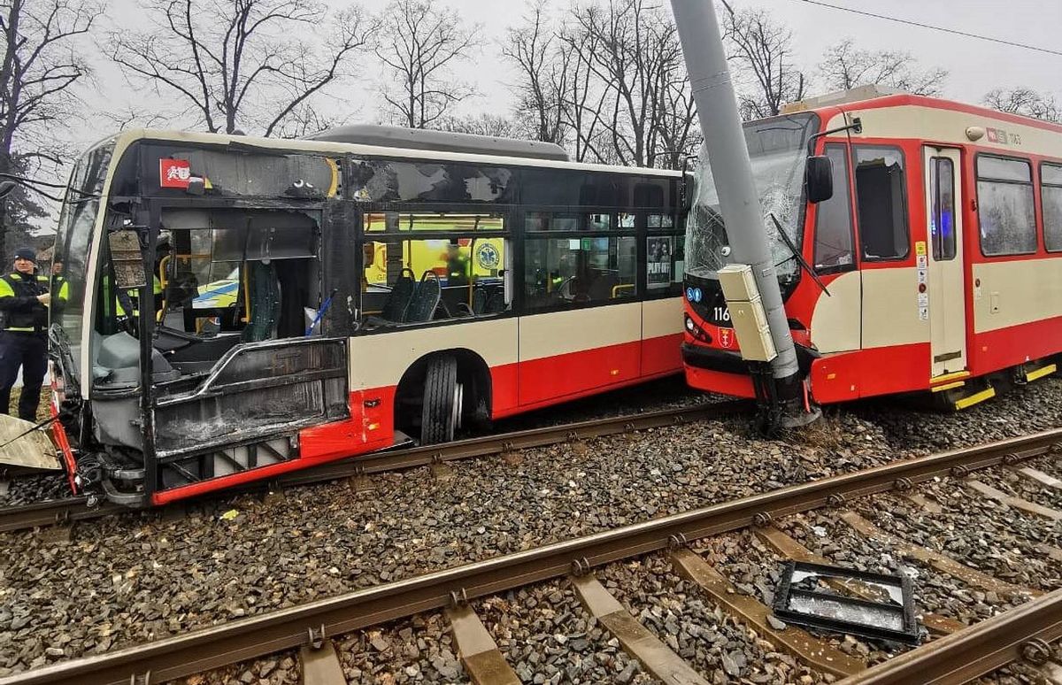 Zderzenie tramwaju z autobusem w Gdańsku