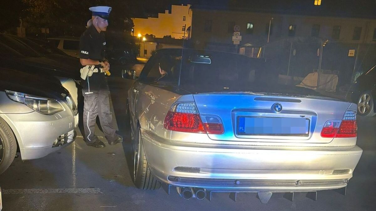 Policjantka kontrolująca kierowcę BMW