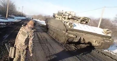 Sprzęt z USA w Ukrainie. Jedna rzecz na filmie zwraca uwagę