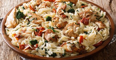 W poniedziałek na szybki obiad robię ten makaron. Wszystko w jednej patelni, a smak obłędny