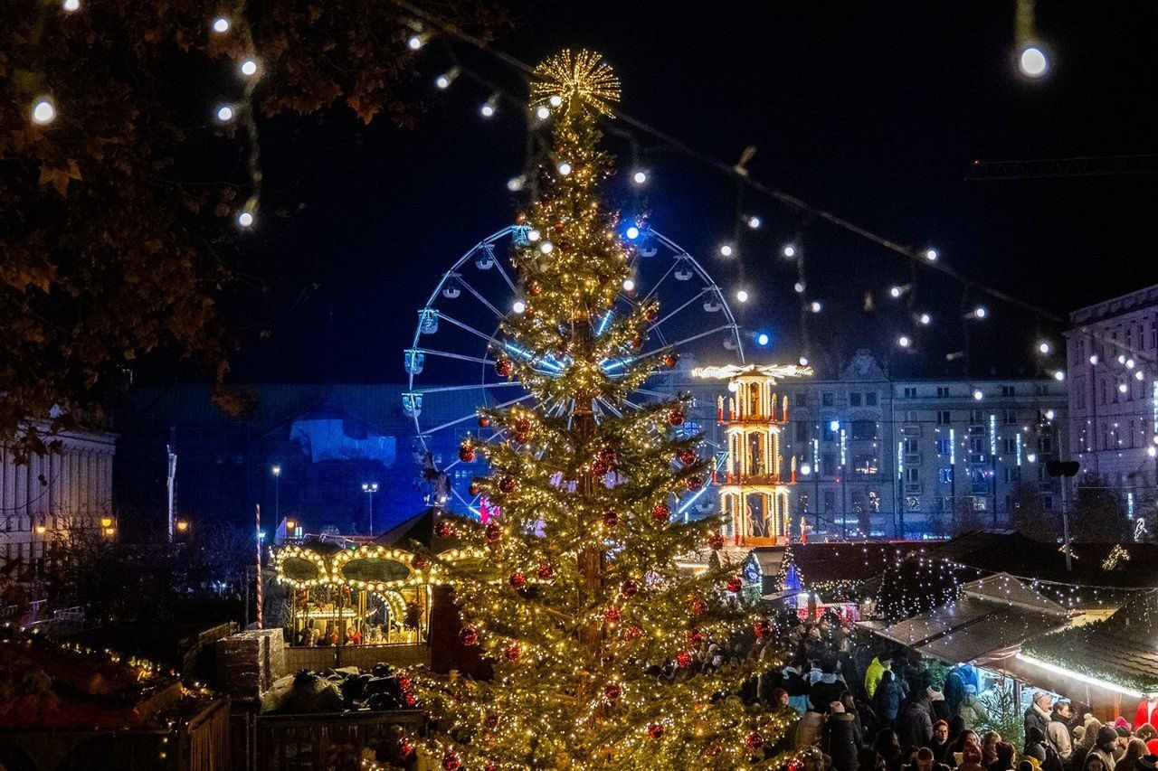 Choinka w Poznaniu na Placu Wolności