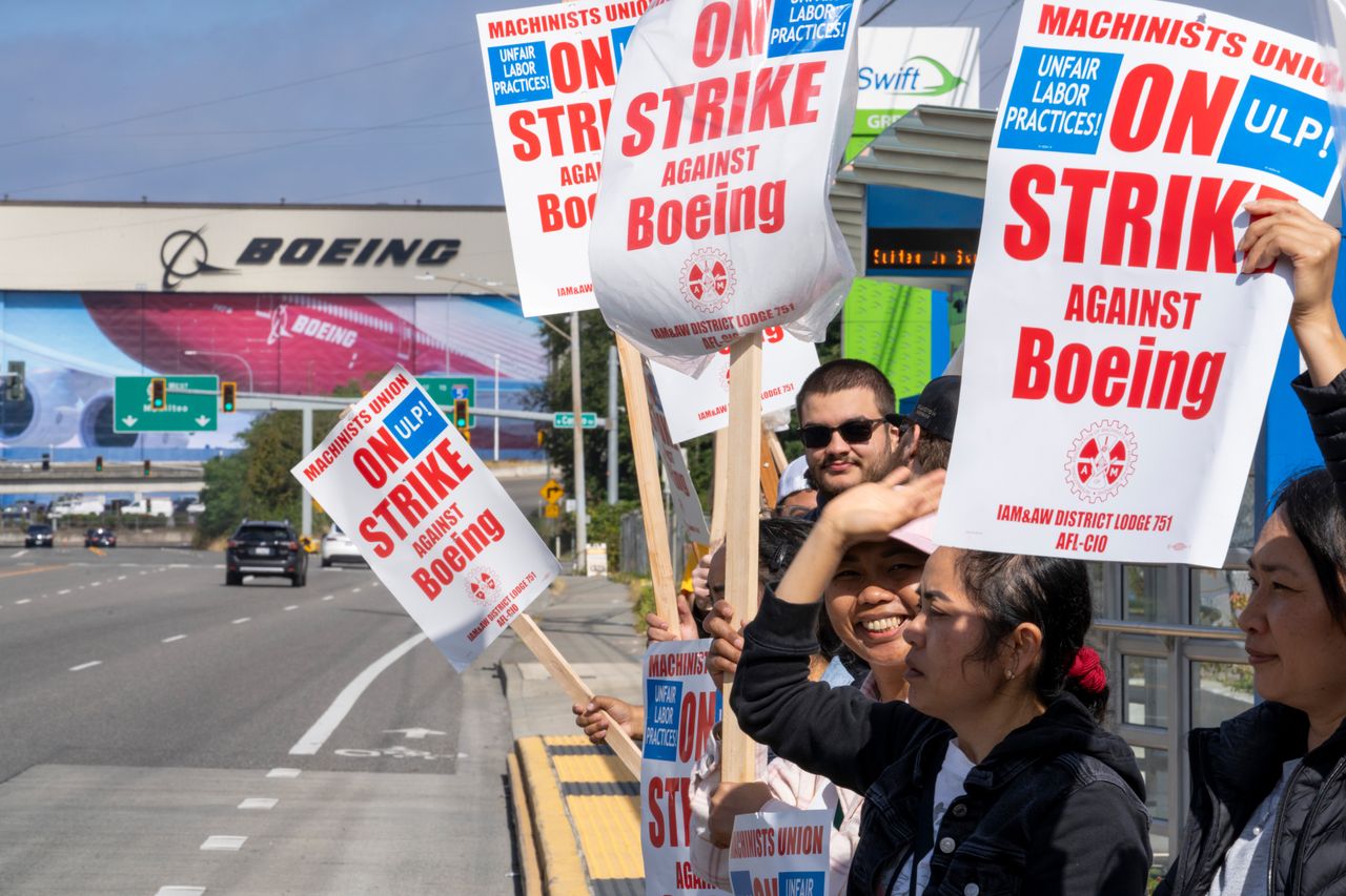 Protest in front of Boeing's headquarters in the USA. The company will lay off thousands of people.