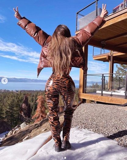 Zdjęcie Kim Kardashian z rękami wyrzuconymi do góry jest dziś odczytywane jako sygnał jej zakończenia związku z Kanye Westem