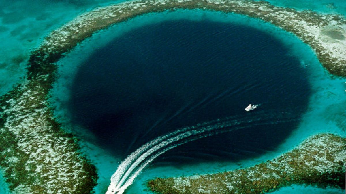 Wielka Błękitna Dziura (Great Blue Hole) na Morzu Karaibskim