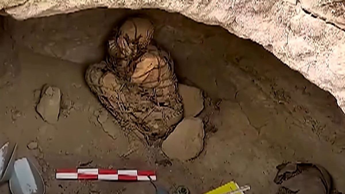 Mumia była związana linami