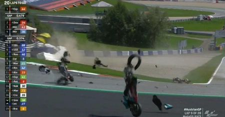 Przerwano MotoGP. "Latające" motocykle na torze w Austrii. Nagranie z wypadku
