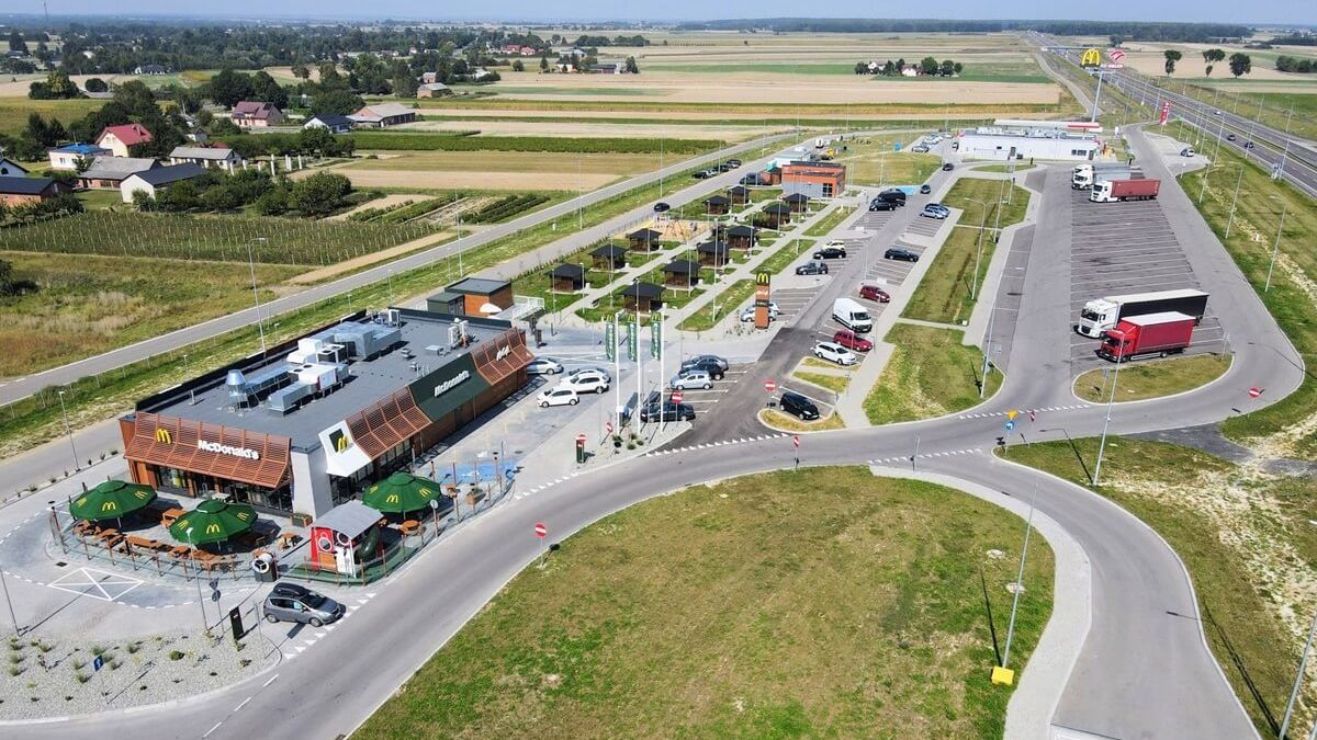 Restauracja McDonalds i stacja paliw Orlen udostępnione podróżnym na MOP Obroki Zachód przy S19