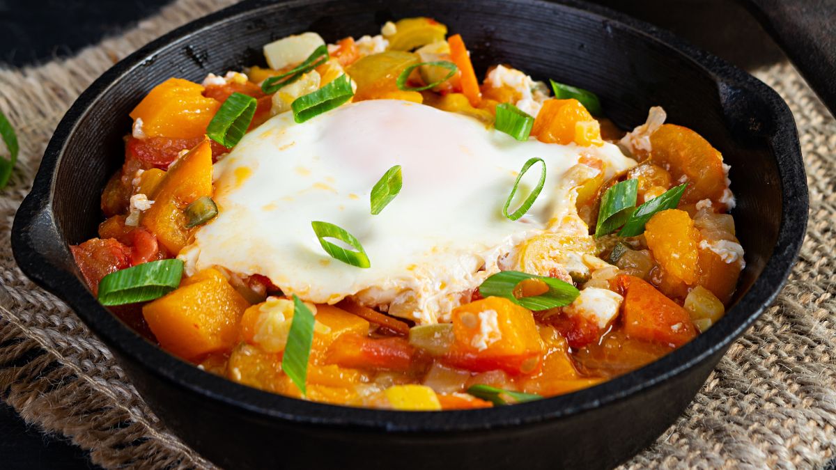 Szakszuka z dynią to pomysł na pierwsze jesienne śniadanie 
