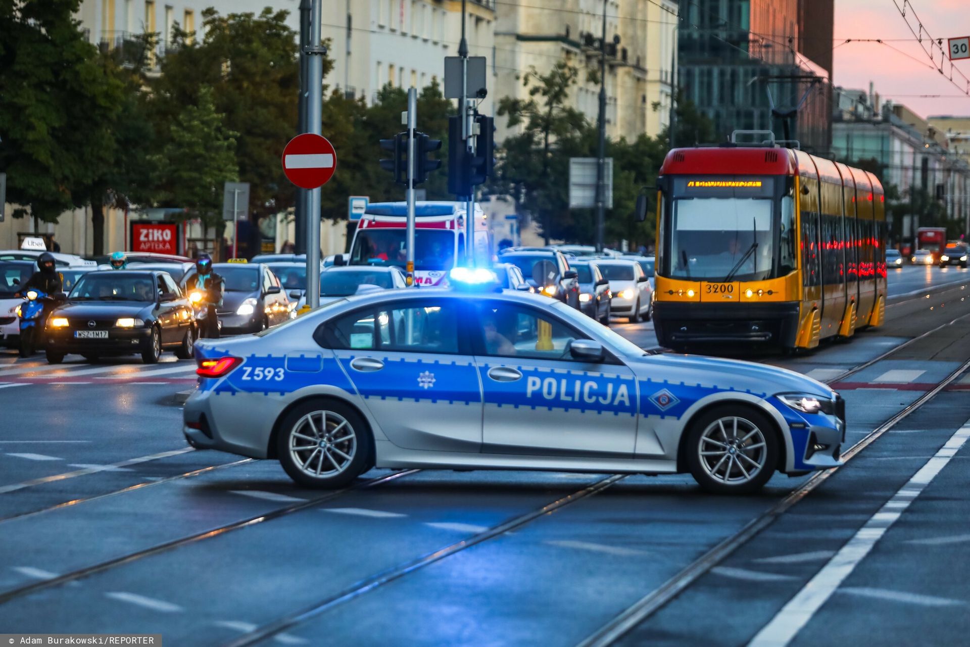 Problemy komunikacyjne w Warszawie. Wykoleił się tramwaj