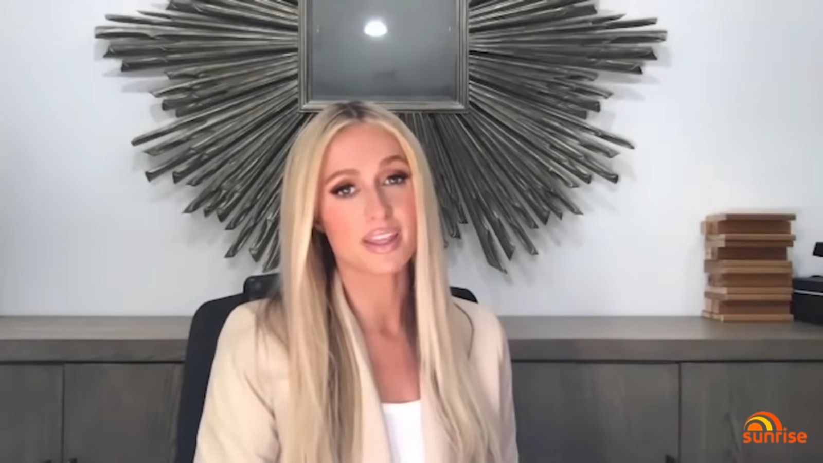 Paris Hilton debiutuje z nowym głosem