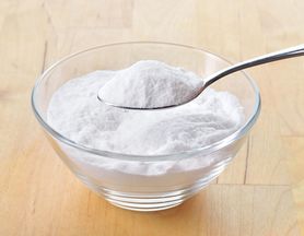Rozsyp sodę oczyszczoną na materacu – sprawdź, po co (WIDEO) 