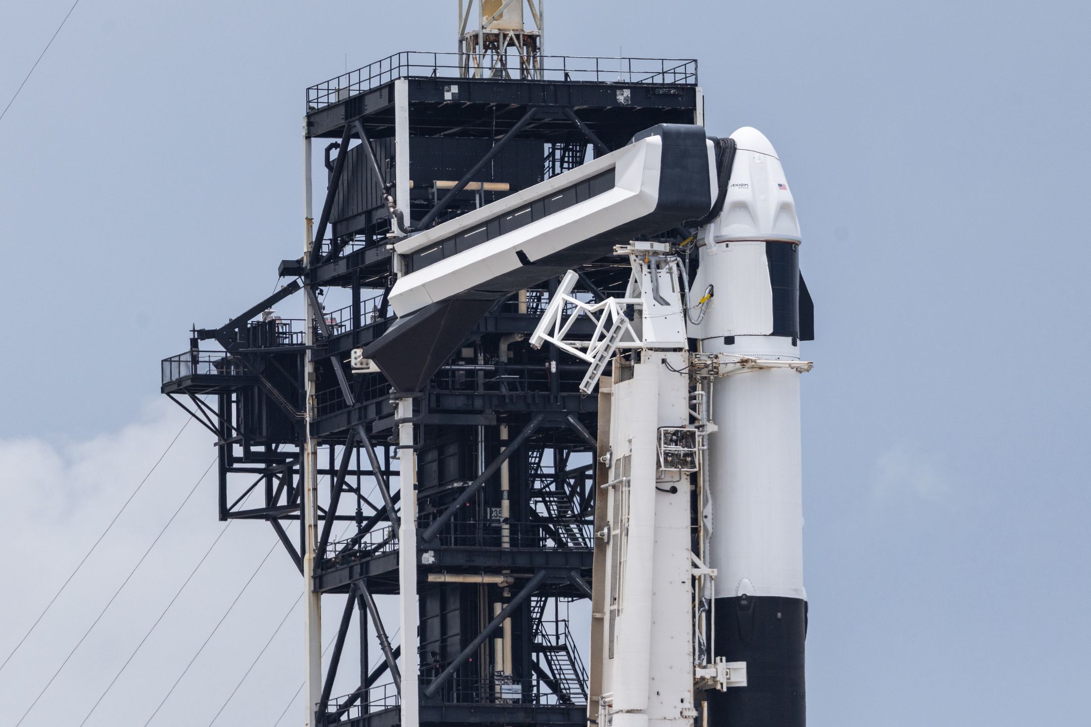Floryda, 11.06.2025. Na zdjęciu z 11 bm. Rakieta Falcon 9 na stanowisku SLC 39A w Centrum Kosmicznym Johna F. Kennedy?ego na przylądku Canaveral w amerykańskim stanie Floryda. Trwają przygotowania do wystrzelenia rakiety Falcon 9 z kapsułą Crew Dragon, która w ramach misji Axiom-4 ma zabrać czwórkę astronautów, w tym Sławosza Uznańskiego-Wiśniewskiego na Międzynarodową Stację Kosmiczną (ISS). Na stronie internetowej ośrodka NASA Kennedy Space Center pojawił się nowy termin startu misji Ax-4 z polskim astronautą Sławoszem Uznańskim-Wiśniewskim - piątek godz. 13.12 czasu polskiego. Nie potwierdziły tego jeszcze oficjalnie podmioty zaangażowane w misję. (jm) PAP/Leszek Szymański