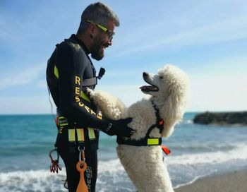 Psia drużyna powiększona. Dbają o wypoczywających na plażach