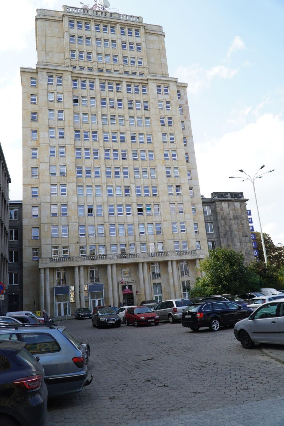 Jednym z ostatnich miejsc na bezpłatne parkowanie jest parking przez Telewizją Łódź. On także ma zniknąć.