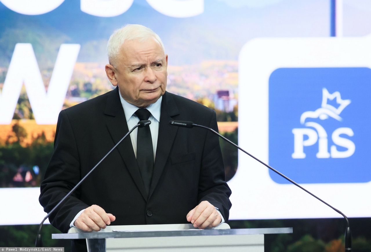 Jarosław Kaczyński przy aktualnym logo PiS 