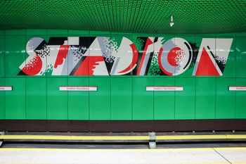 Incydenty na stacjach metra. Wandale na dachu wagonu