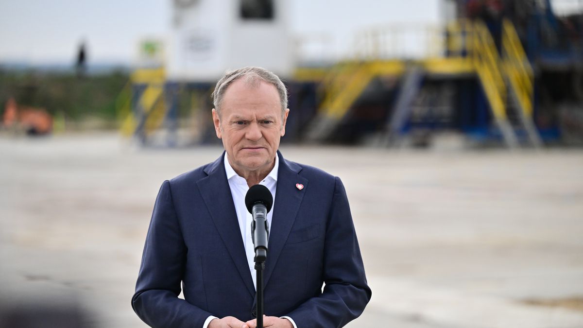 Retków, 14.11.2025. Premier Donald Tusk podczas wypowiedzi dla mediów w trakcie wizyty na terenie budowy szybu Retków KGHM, 14 bm. (jm) PAP/Maciej Kulczyński