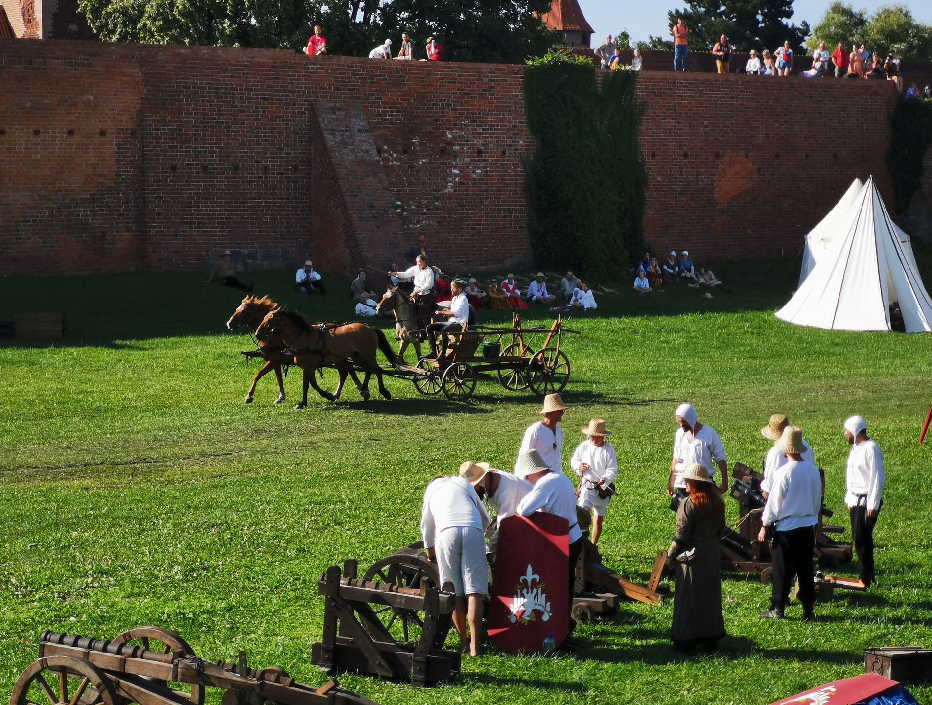 Bohaterami wydarzeń są rekonstruktorzy - ludzie, którzy poświęcają mnóstwo czasu i pieniędzy, aby odtworzyć wydarzenia sprzed wieków