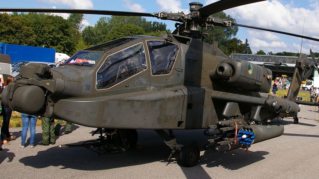 Holenderski Apache z widocznymi pociskami Hellfire