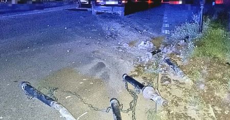 Nietrzeźwy kierowca Audi ściął żeliwne słupki w Łaziskach