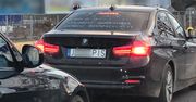 Antyrządowe hasło na tablicy rejestracyjnej. Czy to legalne?