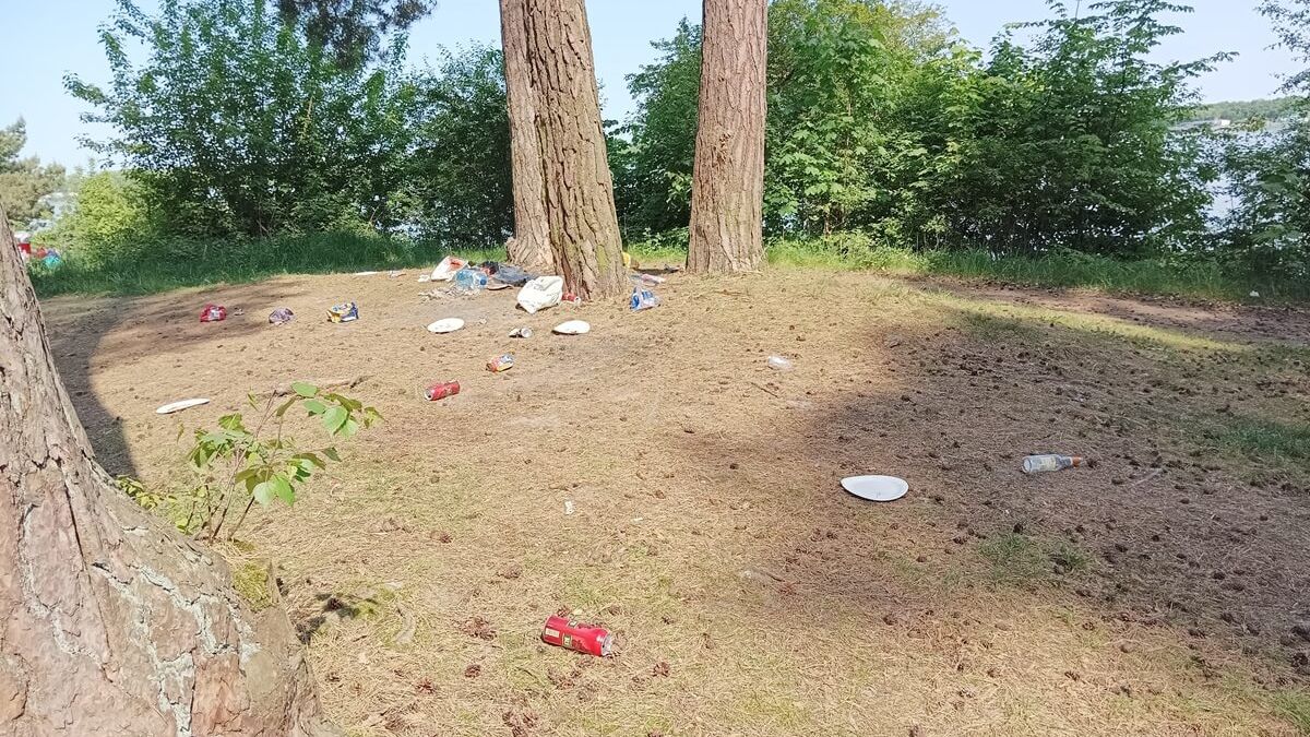 Pozostawione śmieci nad Zalewem Zemborzyckim przez wypoczywających
