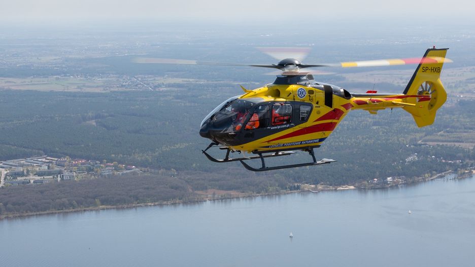 Tychy. Mimo wezwania helikoptera LPR nie udało się uratować mężczyzny, który wypadł z okna. 