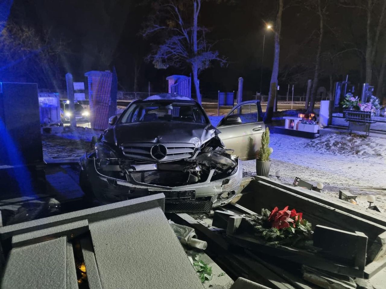 Mercedesem wjechał w cmentarz i staranował nagrobki. Zaraz potem uciekł