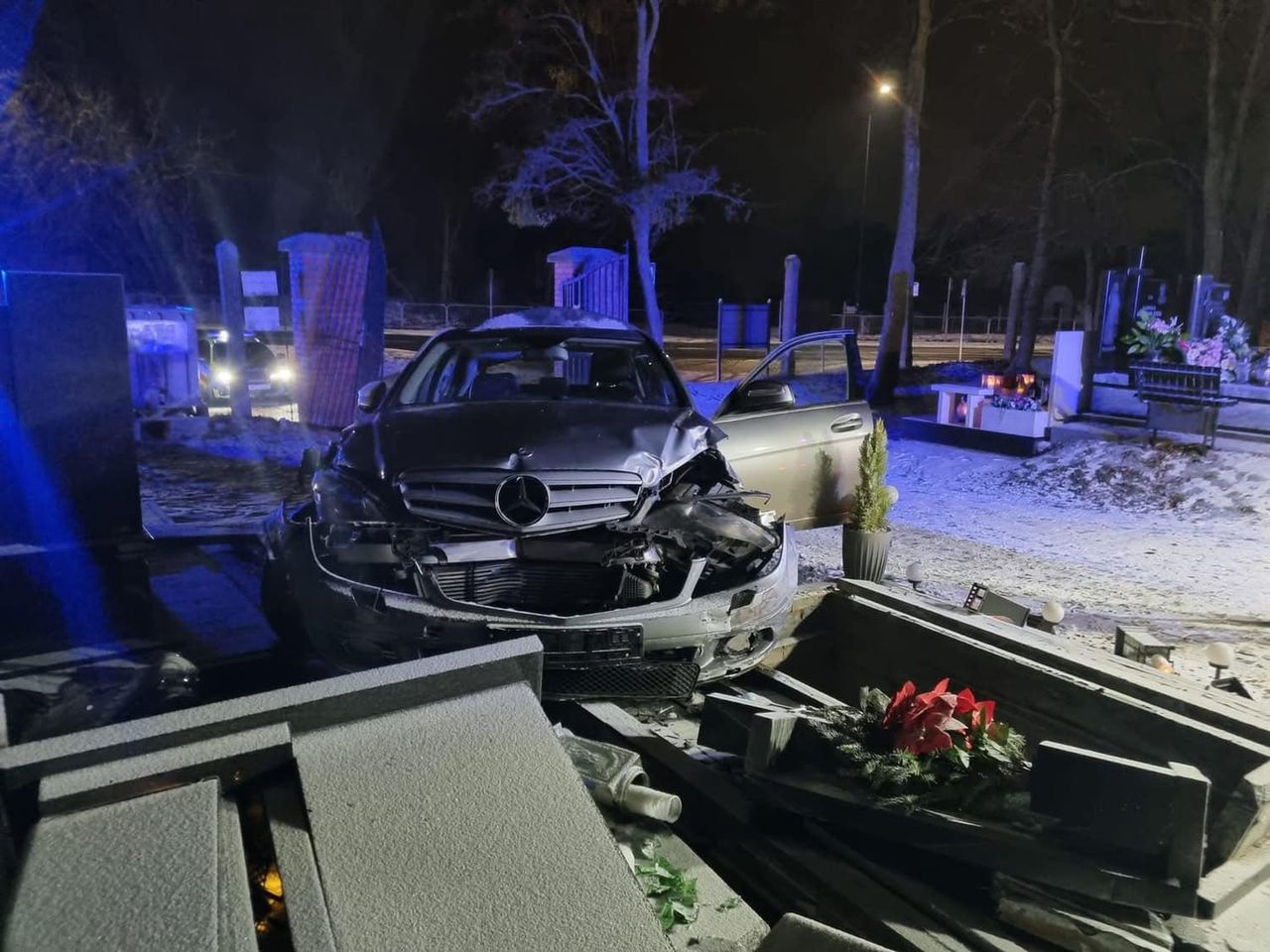 Wjechał w cmentarz i staranował nagrobki. Zaraz potem uciekł