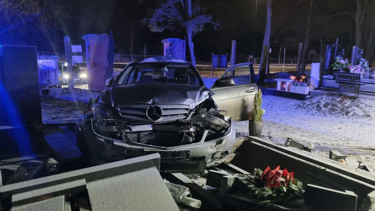 Wjechał w cmentarz i staranował nagrobki. Zaraz potem uciekł