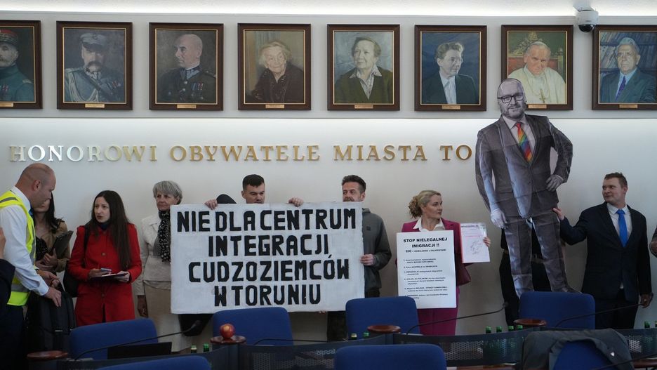  W Toruniu, mimo iż próba formalnego apelu radnych PiS została zdjęta z porządku obrad sesji, dyskusja była burzliwa i zakończyła się interwencją straży miejskiej.