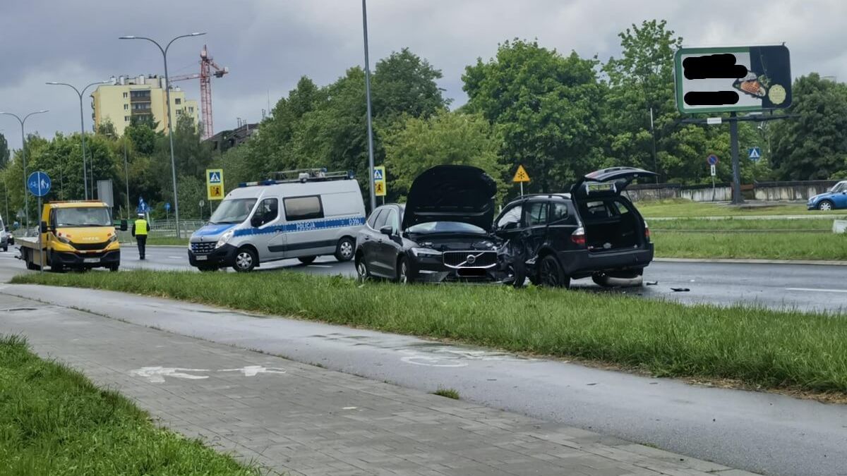 Zderzenie volvo z BMW na al. Kompozytorów Polskich w Lublinie