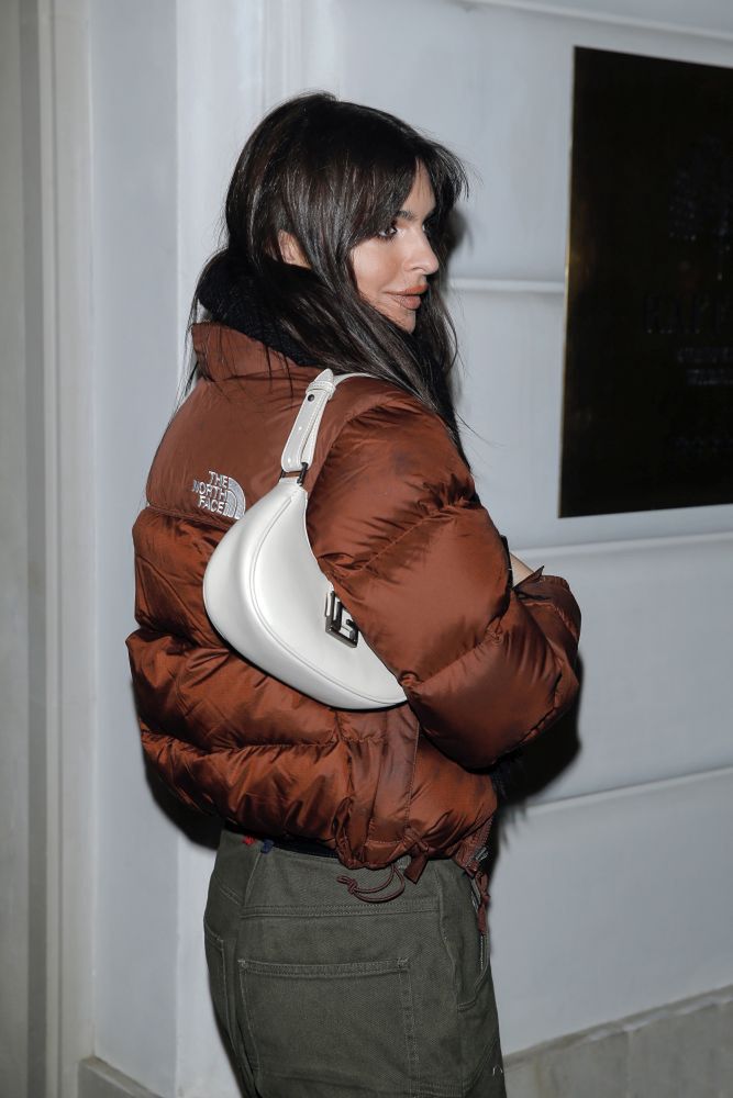 Emily Ratajkowski odsłania płaski brzuch w drodze do warszawskiego hotelu