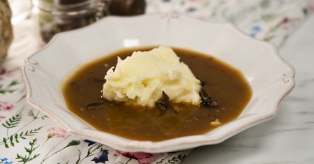 Nie wiesz, co ugotować w Środę Popielcową? Postny żurek z ziemniaczaną wyspą na pewno cię nie zawiedzie
