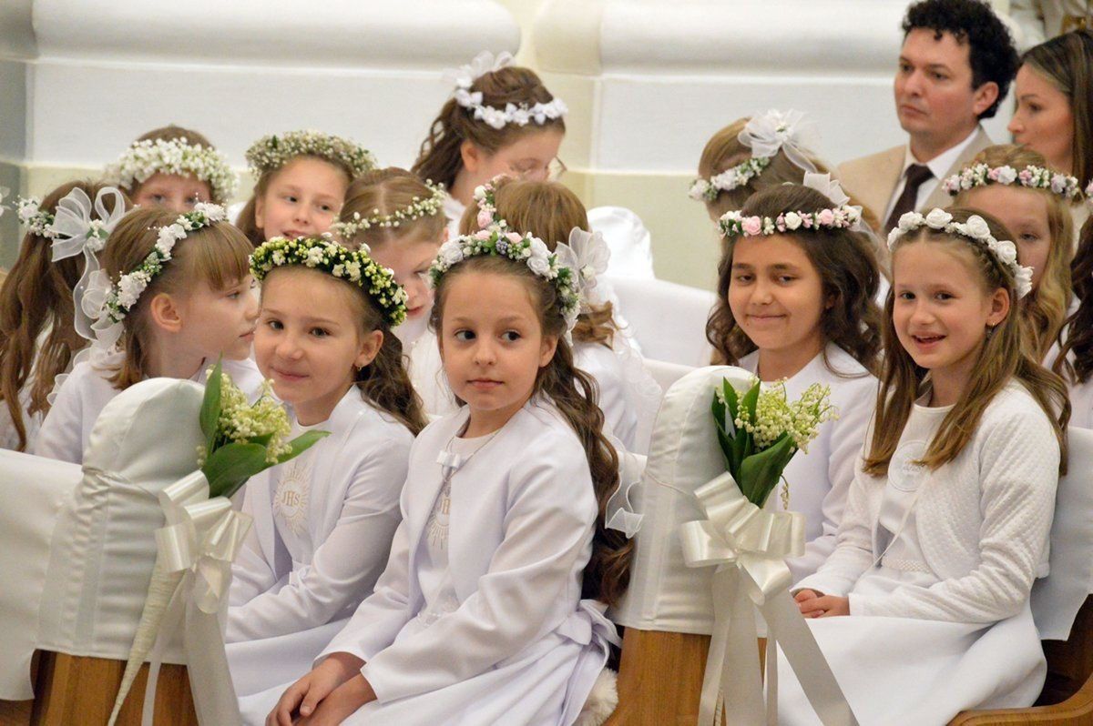 Pierwsza Komunia Święta w kościele Zwiastowania Pańskiego w Stalowej Woli. Sakrament przyjęły dzieci ze szkoły podstawowej numer 11