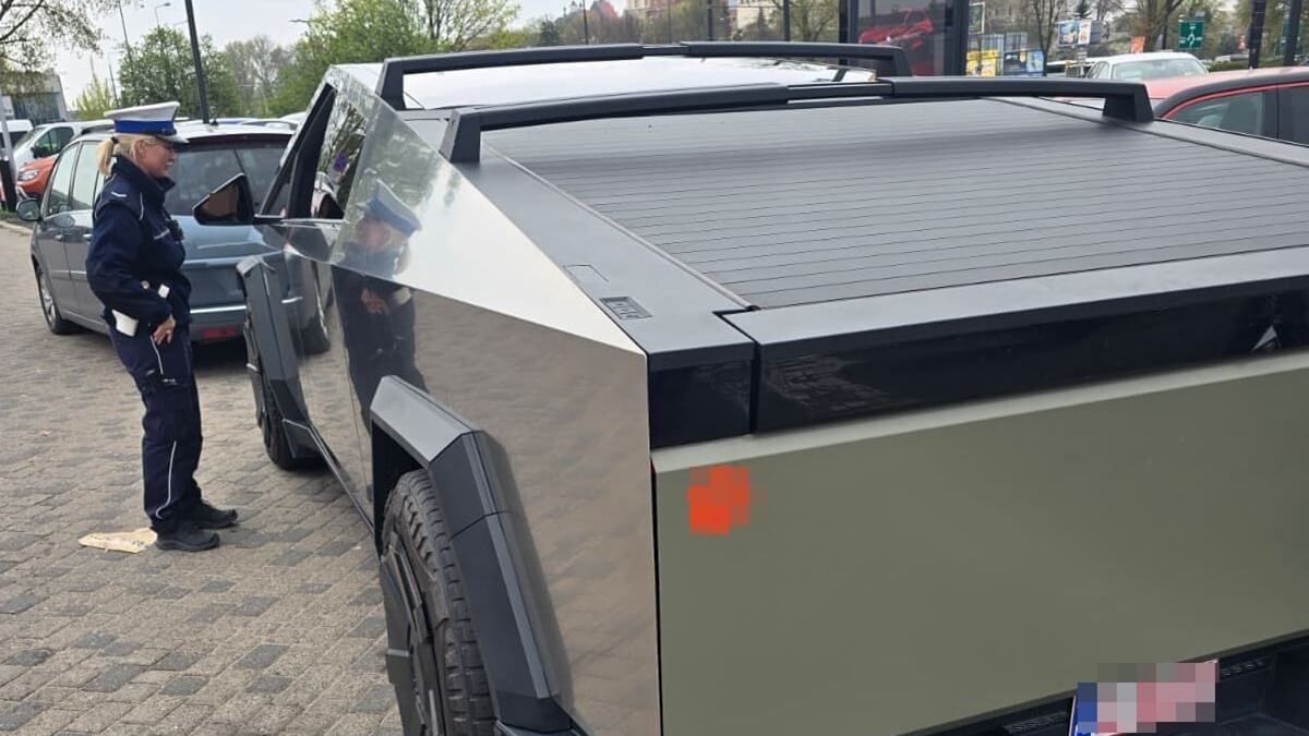 Policjanci z Lublina zatrzymali do kontroli kierowcę Cybertrucka