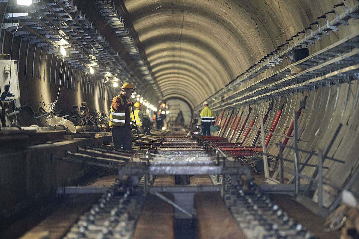 Warszawa. Metro na Bródnie. Ułożono już niemal połowę torowiska