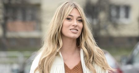 Marcelina Zawadzka w piżamie na balkonie. Niestraszny jej mróz