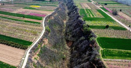 Gigantyczna szczelina w ziemi ma 10 km. Wiadomo, skąd się wzięła
