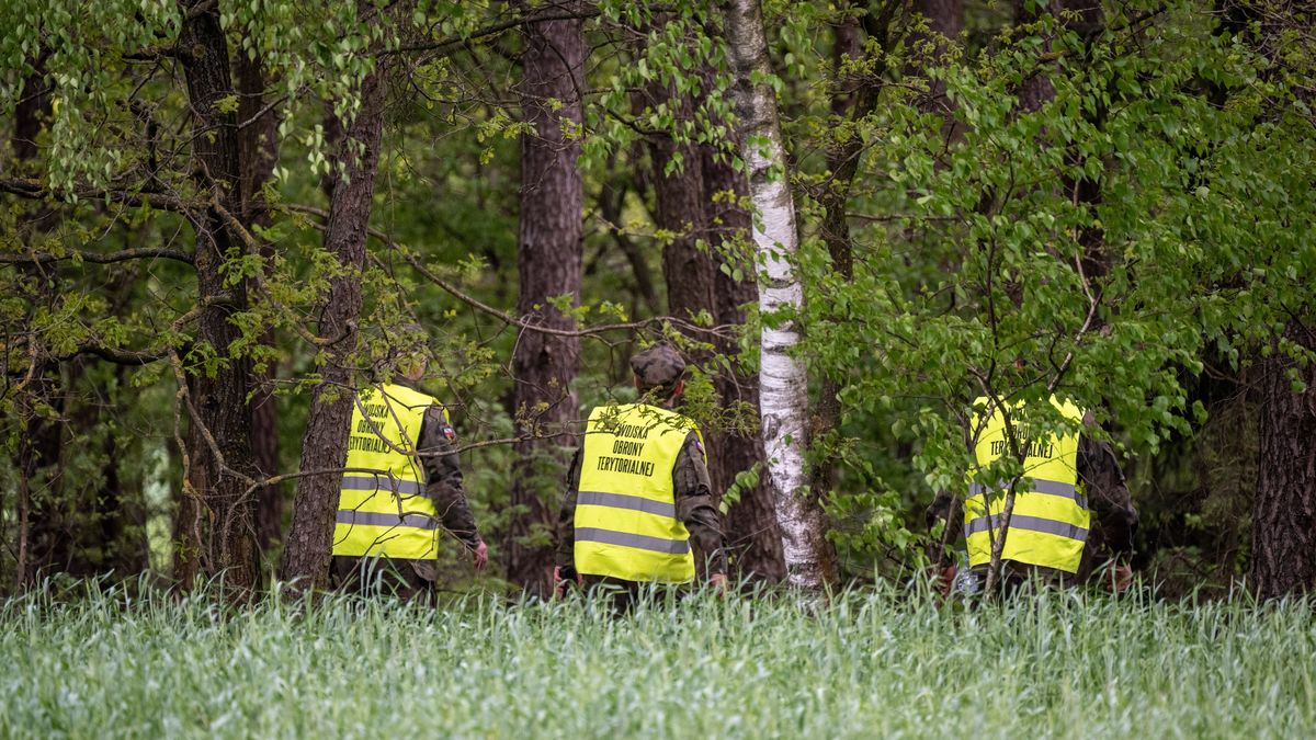 Żołnierze 8. Kujawsko-Pomorskiej Brygady Obrony Terytorialnej poszukują obiektu przypominającego balon, który przyleciał z kierunku Białorusi, w Kipichach. Zdjęcie z 13 maja 2023