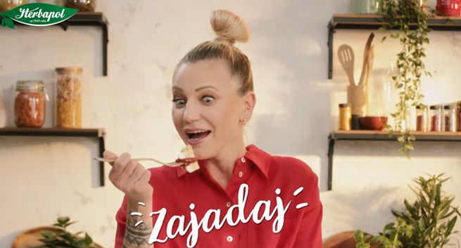 Daria Ładocha promuje musy owocowe Herbapolu w kampanii „Muśnij sobie!”